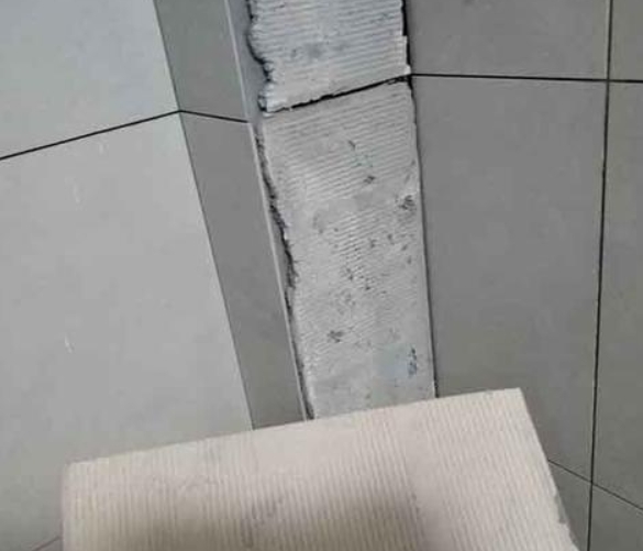 宾县瓷砖空鼓维修公司分享下厨房瓷砖脱落的补救措施。